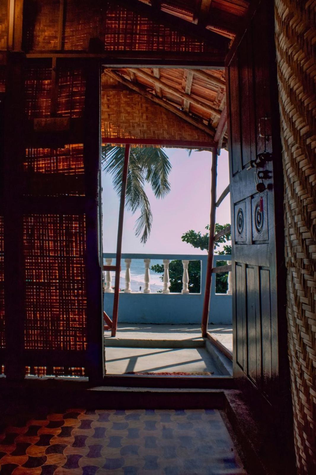 This Is It Beachfront - Rooms, Cafe & Events Arambol Eksteriør bilde